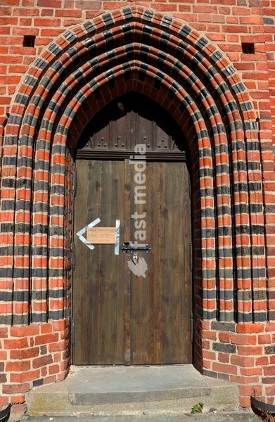 Polen (Poland), Stadt Poznan (German: Posen): Eingangsportal zur gotischen Marienkirche auf den Fundamenten des ersten Königspalastes, gegenüber der St.-Peter-und-Paul-Kathedrale auf der Kathedraleninsel (Cathedral Island), auch Dominsel (Ostrow Tumski) genannt. Die Dominsel ist dank der Warthe…