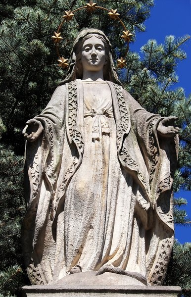Polen (Poland), Stadt Poznan (German: Posen): Staute einer Sternenkranz-Madonna linkerhand der gotischen Marienkirche, gegenüber der St.-Peter-und-Paul-Kathedrale auf der Kathedraleninsel (Cathedral Island), auch Dominsel (Ostrow Tumski) genannt. Die Dominsel ist dank der Warthe (polnisch Warta)…