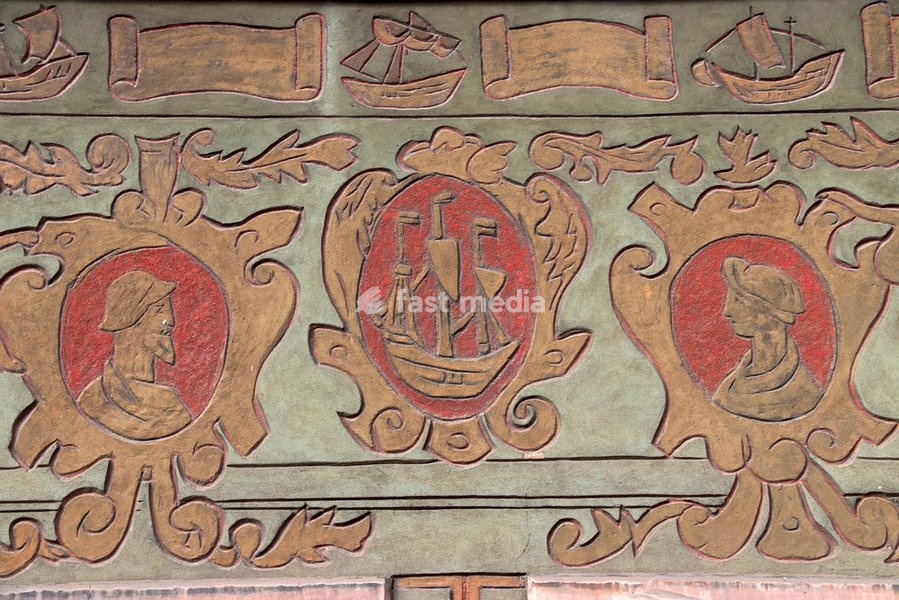 Polen (Poland), Stadt Poznan (German: Posen), Stary Rynek (Alter Markt, Old Market Place): Fassadenschmuck (farbige Reliefs) am Haus Alter Markt Nr. 89/90