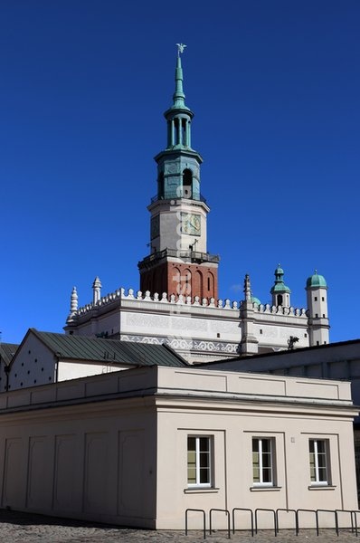 Polen (Poland), Stadt Poznan (German: Posen), Stary Rynek (Alter Markt, Old Market Place): Blick von der Südwestecke des Platzes auf Teile der Hauptwache (17./18. Jh.; heute Museum es Posener Aufstandes 1918/19) und den Turm des Alten Rathauses