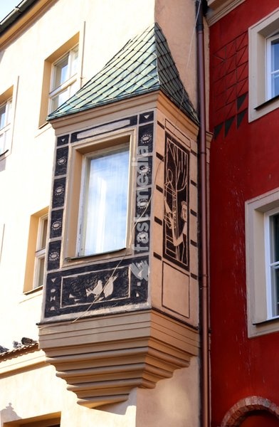Polen (Poland), Stadt Poznan (German: Posen), Stary Rynek (Alter Markt, Old Market Place): Erker am südöstlichen Platzende steehnden Eckhauses am Ende der Zeile der Krämerhäuser (Merchant Buildings) mit Laubengang