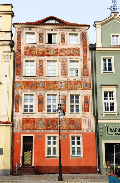 Polen (Poland), Stadt Poznan (German: Posen), Stary Rynek (Alter Markt, Old Market Place): Fassadenschmuck (farbige Bemalung) am Haus Alter Markt Nr. 79