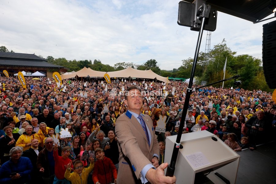 N-VA chairman Bart De Wever and takes a selfie during the yearly family day of conservative Flemish nationalist party N-VA, on Saturday 25 May 2019 at the Planckendael animal park in Muizen