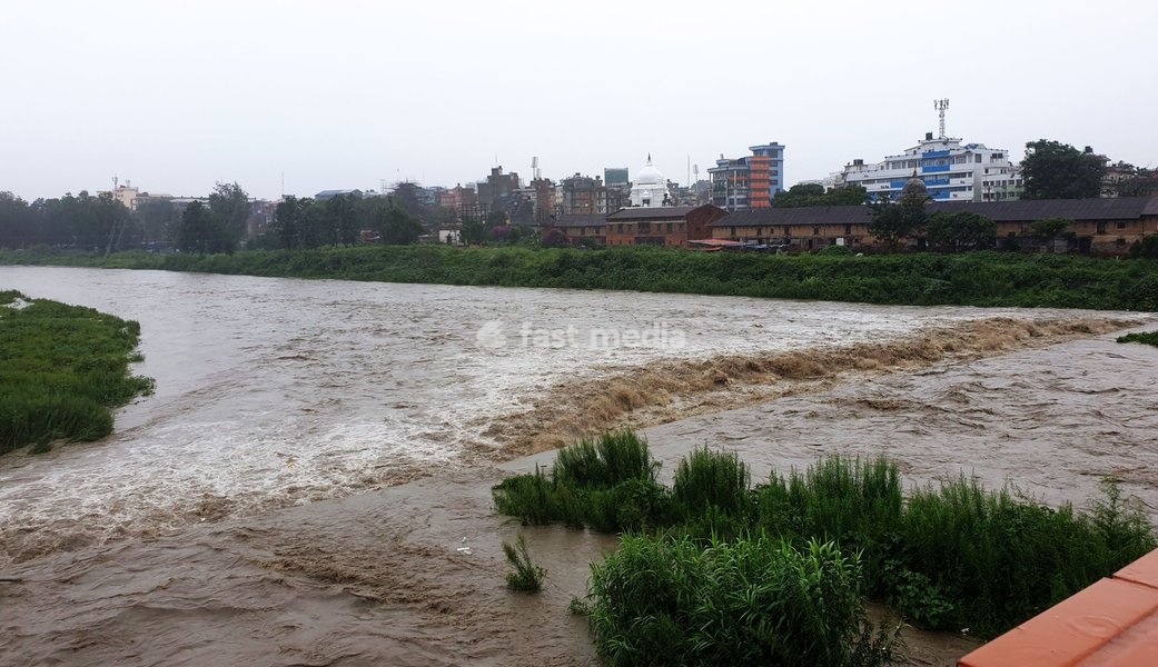 (190712) -- KATHMANDU, July 12, 2019 () -- Photo taken on July 12, 2019 shows the swollen Bagmati river after heavy rainfall in Kathmandu, Nepal. Heavy rains leave Nepalese people at risks of floods and landslides during Monsoon season. Meteorological Forecasting Division under Department of…
