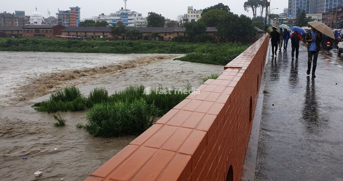 (190712) -- KATHMANDU, July 12, 2019 () -- Photo taken on July 12, 2019 shows the swollen Bagmati River after heavy rainfall in Kathmandu, Nepal. Heavy rains leave Nepalese people at risks of floods and landslides during Monsoon season. Meteorological Forecasting Division under Department of…