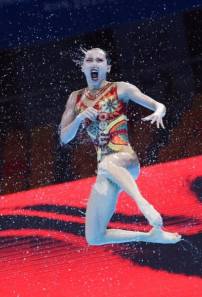 (190719) -- GWANGJU, July 19, 2019 () -- Athlete of China reacts during the women's team free final of artistic swimming at FINA World Championships in Gwangju, South Korea on July 19, 2019