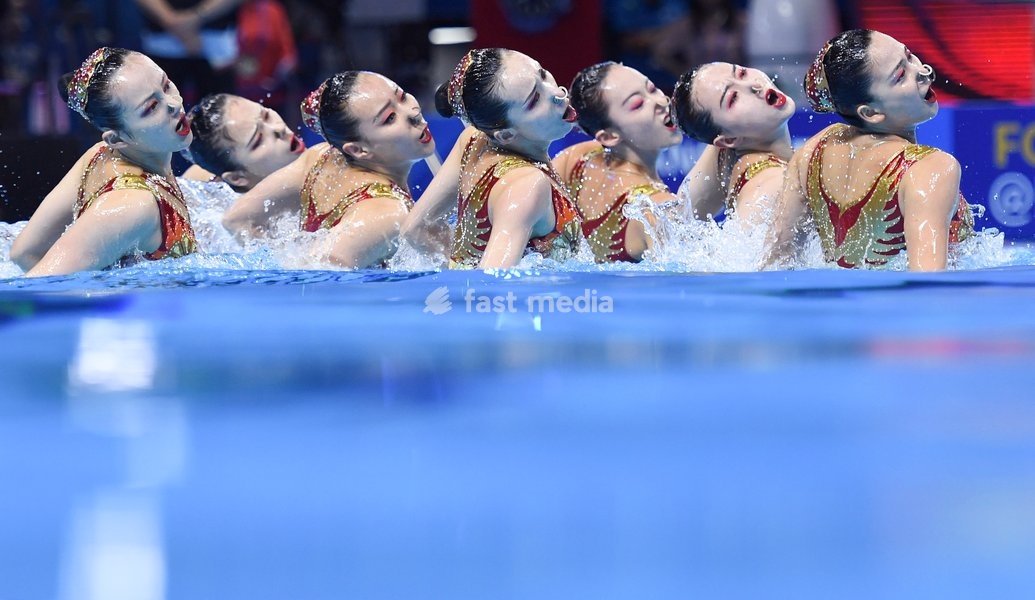 (190719) -- GWANGJU, July 19, 2019 () -- Athletes of China react before the women's team free final of artistic swimming at FINA World Championships in Gwangju, South Korea on July 19, 2019