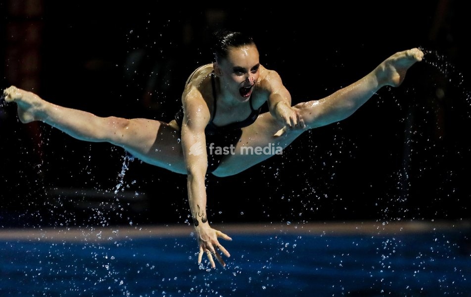 (190720) -- GWANGJU, July 20, 2019 () -- An athlete performs during the Gala event of artistic swimming at Fina World Championships in Gwangju, South Korea on July 20, 2019