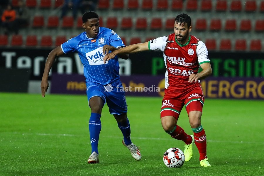 Essevee's Marco Burki and Gent's Jonathan David fight for the ball during a soccer match between SV Zulte Waregem and KAA Gent, Sunday 22 September 2019 in Waregem, on day eight of the 'Jupiler Pro League' Belgian soccer championship season 2019-2020