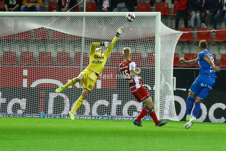 Essevee's goalkeeper Sammy Bossut saves the ball during a soccer match between SV Zulte Waregem and KAA Gent, Sunday 22 September 2019 in Waregem, on day eight of the 'Jupiler Pro League' Belgian soccer championship season 2019-2020
