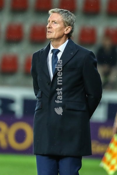 Essevee's head coach Francky Dury pictured during a soccer match between SV Zulte Waregem and KAA Gent, Sunday 22 September 2019 in Waregem, on day eight of the 'Jupiler Pro League' Belgian soccer championship season 2019-2020