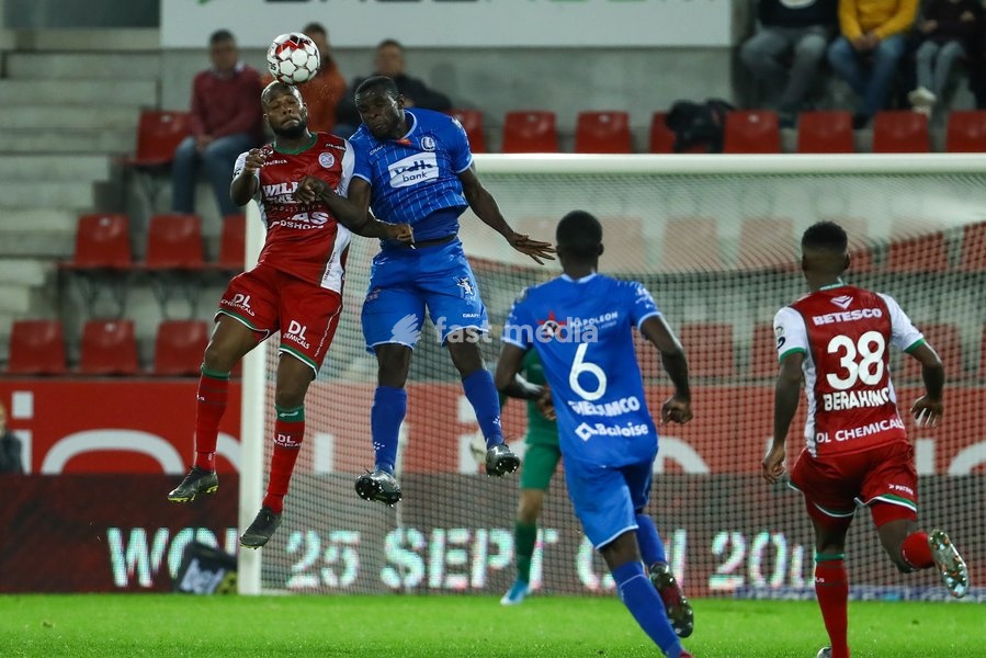 Gent's Jonathan David and Essevee's Saido Berahino pictured in action during a soccer match between SV Zulte Waregem and KAA Gent, Sunday 22 September 2019 in Waregem, on day eight of the 'Jupiler Pro League' Belgian soccer championship season 2019-2020