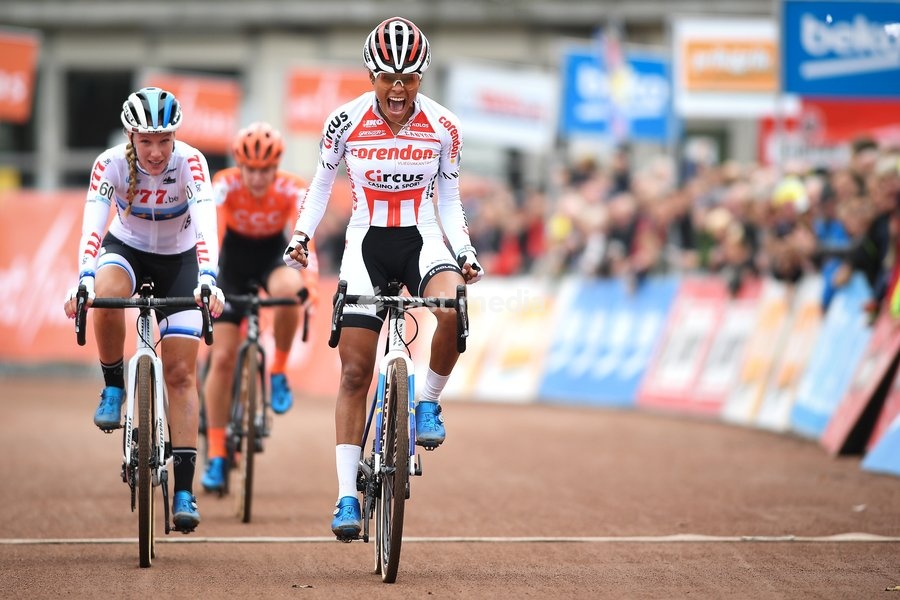 Dutch Ceylin Del Carmen Alvarado (R) celebrates as she crosses the finish line to win the women's elite race at the Berencross Meulebeke, the second race in the 'Ethias Cross' competition, Saturday 05 October 2019, in Meulebeke