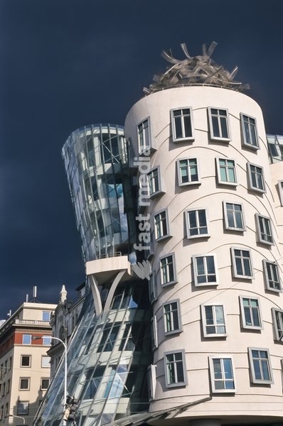 Prag, Tanzendes Haus von Frank Gehry an der Moldau - Prague, Dancing House by Frank Gehry Das Tanzende Haus (tschechisch Tancící dum) ist der Spitzname eines 1996 verwirklichten Bürogebäudes in der tschechischen Hauptstadt Prag