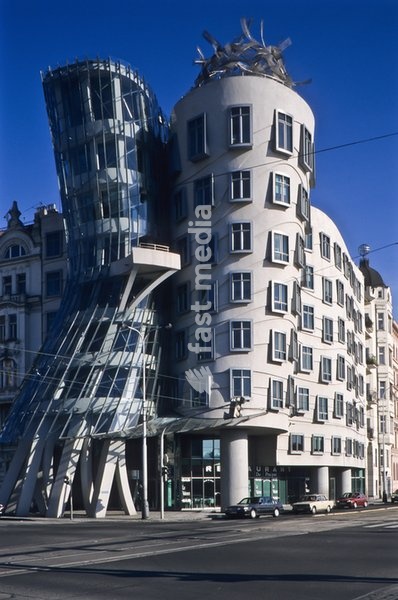 Prag, Tanzendes Haus von Frank Gehry an der Moldau - Prague, Dancing House by Frank Gehry Das Tanzende Haus (tschechisch Tancící dum) ist der Spitzname eines 1996 verwirklichten Bürogebäudes in der tschechischen Hauptstadt Prag