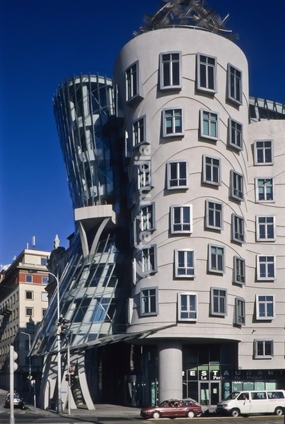 Prag, Tanzendes Haus von Frank Gehry an der Moldau - Prague, Dancing House by Frank Gehry Das Tanzende Haus (tschechisch Tancící dum) ist der Spitzname eines 1996 verwirklichten Bürogebäudes in der tschechischen Hauptstadt Prag