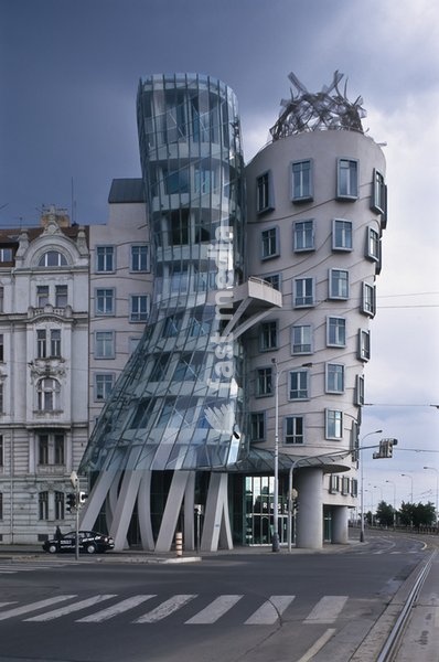 Prag, Tanzendes Haus von Frank Gehry an der Moldau - Prague, Dancing House by Frank Gehry Das Tanzende Haus (tschechisch Tancící dum) ist der Spitzname eines 1996 verwirklichten Bürogebäudes in der tschechischen Hauptstadt Prag
