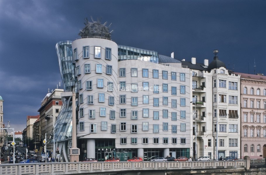 Prag, Tanzendes Haus von Frank Gehry an der Moldau - Prague, Dancing House by Frank Gehry Das Tanzende Haus (tschechisch Tancící dum) ist der Spitzname eines 1996 verwirklichten Bürogebäudes in der tschechischen Hauptstadt Prag