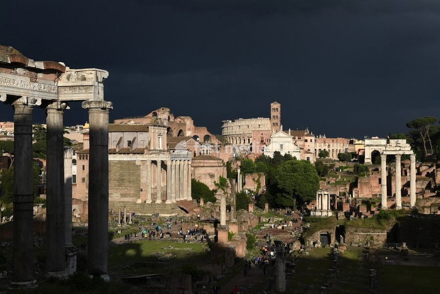 Le Forum Romain (Foro Romano) vu depuis le Capitole. Le Forum est la place principale de la Rome antique. A gauche le temple de Saturne, le temple d'Antonin et Faustine et le temple de Romulus. Au fond l'église Sainte-Françoise-Romaine (Santa Francesca Romana) et le Colisée A droite L'arc de Titus…