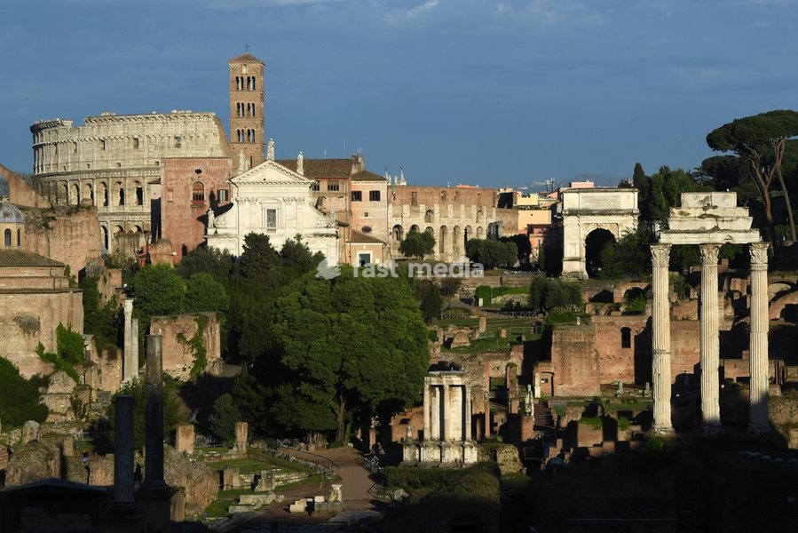 - Le Forum Romain (Foro Romano) vu depuis le Capitole. Le Forum est la place principale de la Rome antique. Au fond l'église Sainte-Françoise-Romaine (Santa Francesca Romana) et le Colisée. A droite L'arc de Titus et le temple de Castor et Pollux (Dioscures) - The Roman Forum seen from Capitol…