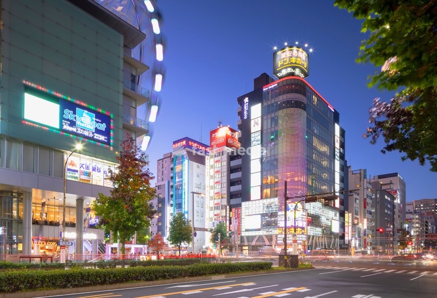 Ferris wheel and shopping street at dusk, Nagoya, Honshu, Japan, Asia