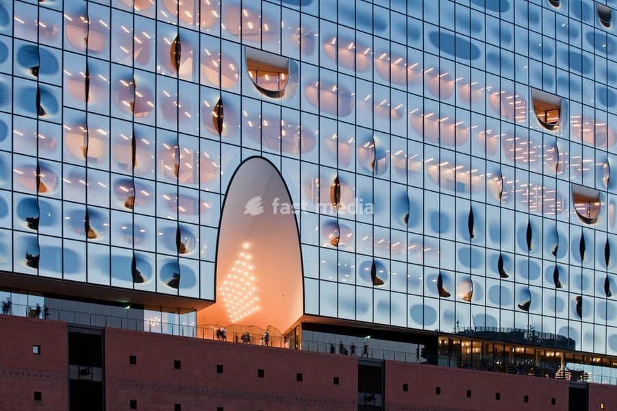 Hamburg, Elbphilharmonie, Entwurf Herzog & de Meuron, erbaut 2007-2016, Backsteinsockel gebildet vom 1963 erbauten ehemaligen Kaispeicher A, Blick von Norden in der Dämmerung, Detail der Glasfassade