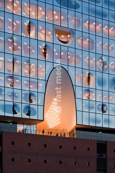 Hamburg, Elbphilharmonie, Entwurf Herzog & de Meuron, erbaut 2007-2016, Backsteinsockel gebildet vom 1963 erbauten ehemaligen Kaispeicher A, Blick von Norden in der Dämmerung, Detail der Glasfassade