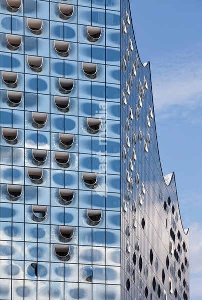 Hamburg, Elbphilharmonie, Entwurf Herzog & de Meuron, erbaut 2007-2016, Backsteinsockel gebildet vom 1963 erbauten ehemaligen Kaispeicher A, Detail der Glasfassade