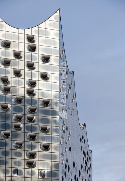 Hamburg, Elbphilharmonie, Entwurf Herzog & de Meuron, erbaut 2007-2016, Backsteinsockel gebildet vom 1963 erbauten ehemaligen Kaispeicher A, Detail der Glasfassade