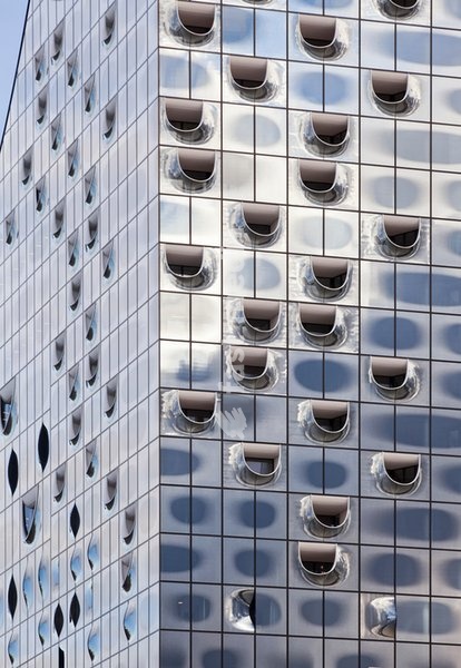 Hamburg, Elbphilharmonie, Entwurf Herzog & de Meuron, erbaut 2007-2016, Backsteinsockel gebildet vom 1963 erbauten ehemaligen Kaispeicher A, Detail der Glasfassade
