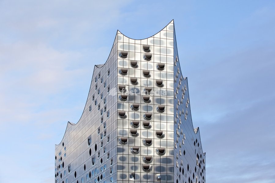 Hamburg, Elbphilharmonie, Entwurf Herzog & de Meuron, erbaut 2007-2016, Backsteinsockel gebildet vom 1963 erbauten ehemaligen Kaispeicher A, Detail der Glasfassade, Westspitze