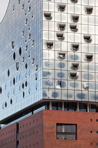 Hamburg, Elbphilharmonie, Entwurf Herzog & de Meuron, erbaut 2007-2016, Backsteinsockel gebildet vom 1963 erbauten ehemaligen Kaispeicher A, Detail der Glasfassade und Sockel aus Backstein