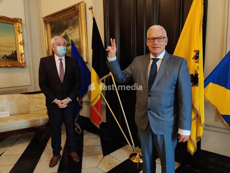 Piet De Groote (R) takes the oath as new mayor of Knokke-Heist, before West-Flanders province governor Carl Decaluwe during a ceremony at the province governor's offices in Brugge on Thursday 11 March 2021