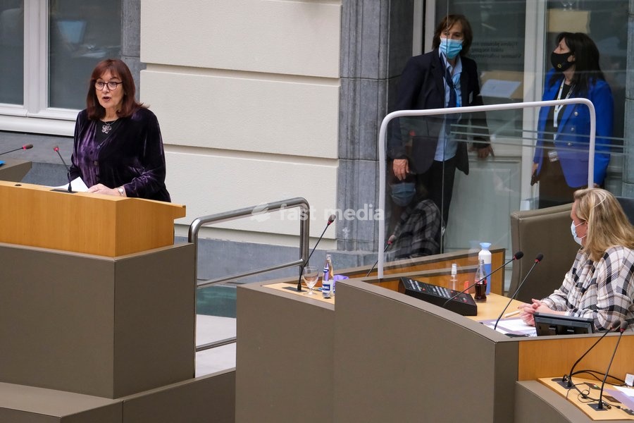 EU Commissioner for Democracy and Demography Dubravka Suica and Flemish parliament chairwoman Liesbeth Homans pictured during a plenary session of the Flemish Parliament in Brussels, Wednesday 05 May 2021