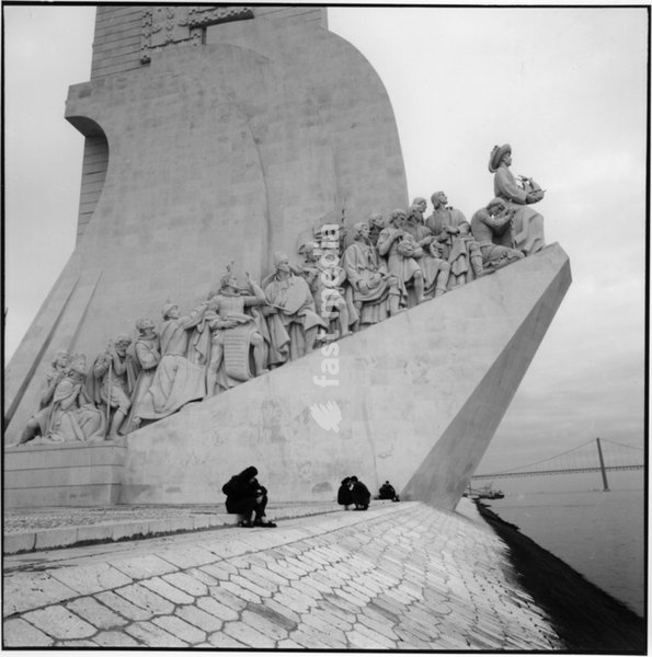 to: Heinrich the Navigator; Infant of Portugal; 1394-1460. Lisbon (Portugal), Padrao dos Descobrimentos - Monument to the Discoveries (at the top: Henry the Navigator; unveiled in 1960; design: Cottinelli Telmo; sculptor: Leopoldo de Almeida). View, black and white, 6x6 cm negative. Photo, 1992