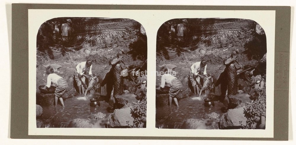 Four Javanese women washing in a pool of water. Photo, 1900–1935, Neville Keasberry. Inv. Nr. RP-F–2001–17–214 Amsterdam, Rijksmuseum