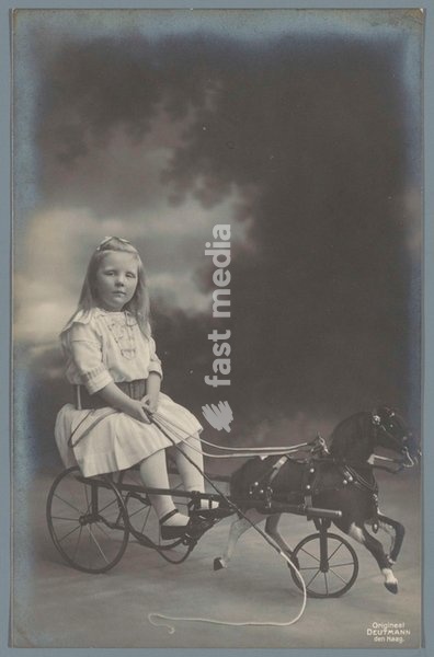 Portrait of Princess Juliana chasing a toy horse. Photo, 1913, Herman Deutmann. Inv. Nr. RP-F-F20961 Amsterdam, Rijksmuseum