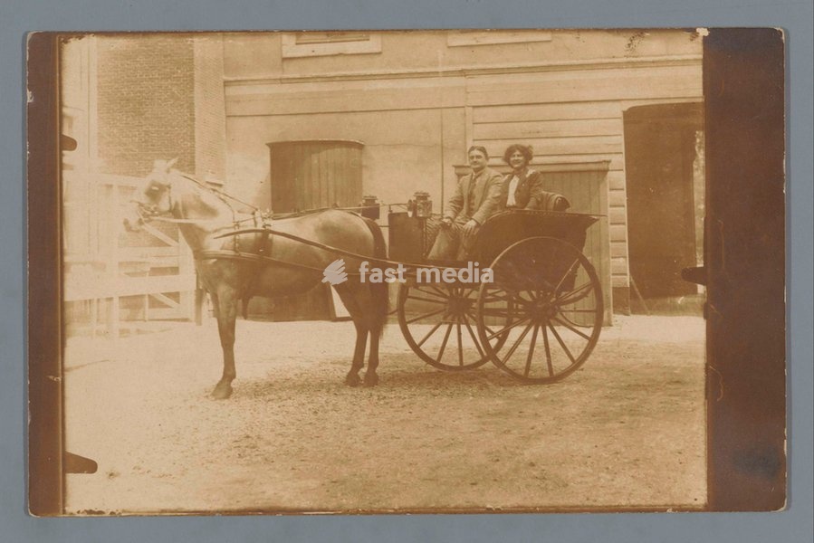 Portrait of an unknown man and woman in a horse-drawn carriage. Photo, 1907–1920. Inv. Nr. RP-F-F21348 Amsterdam, Rijksmuseum