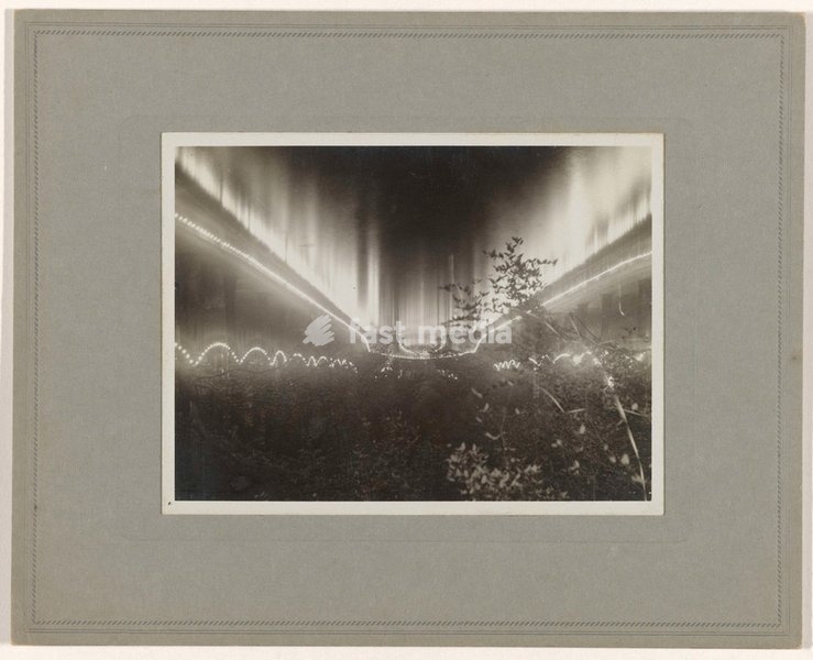 Illuminated canal in Amsterdam. Photo, 1923. Inv. Nr. RP-F–2013–24 Amsterdam, Rijksmuseum