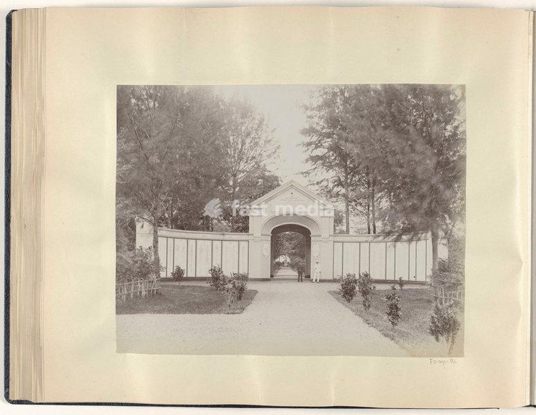 Gate of honor of Peutjoet military cemetery in Aceh. Photo, 1893–1905. Inv. Nr. RP-F-F01095–BL Amsterdam, Rijksmuseum