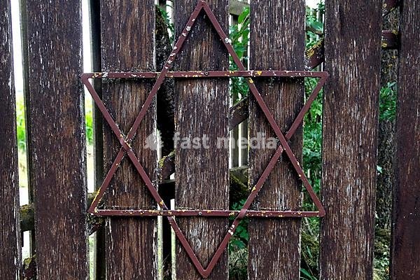 Entrance gate Jewish cemetery, wooden gate with Star of David, Green Belt, border path, Berkach, municipality of Grabfeld, Thuringian Forest, Thuringia, Germany
