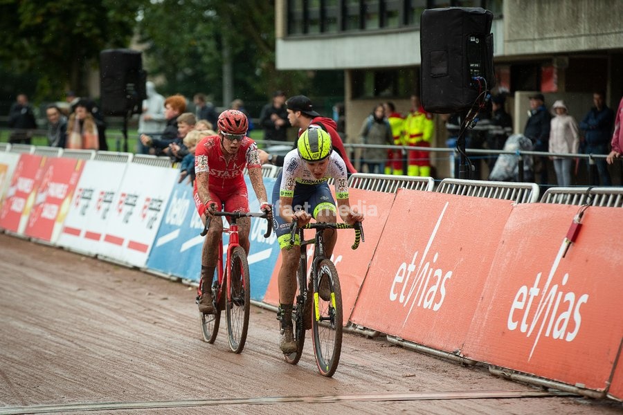 Dutch Marie Schreiber and British Zoe Backstedt pictured during the women's elite race of the 'Berencross Meulebeke' cyclocross cycling even, the fourth race (out of 8) in the 'Ethias Cross' competition, Saturday 02 October 2021 in Meulebeke