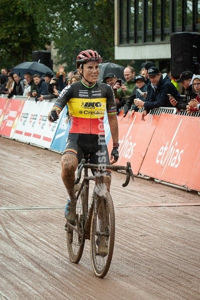 Belgian Sanne Cant celebrates as she crosses the finish line to win the women's elite race of the 'Berencross Meulebeke' cyclocross cycling even, the fourth race (out of 8) in the 'Ethias Cross' competition, Saturday 02 October 2021 in Meulebeke