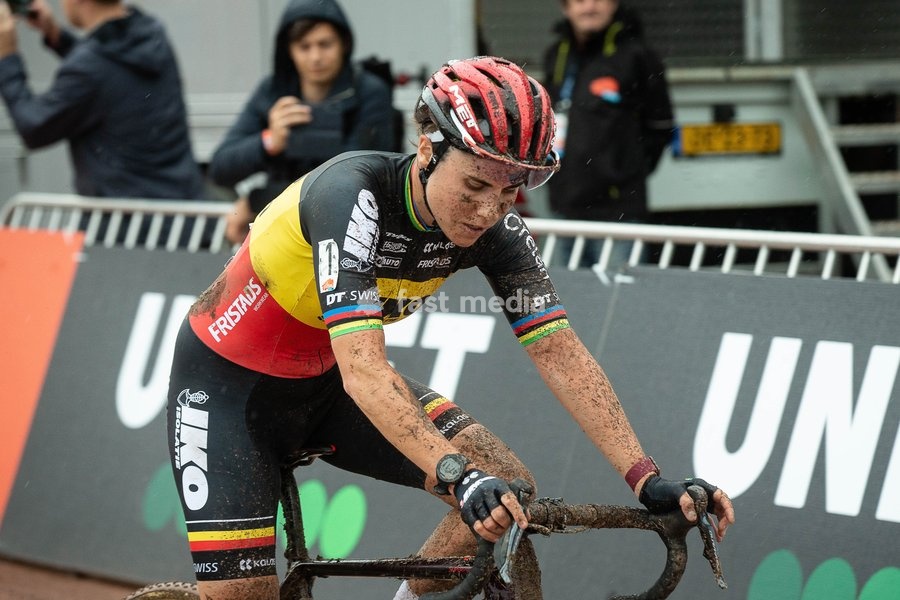 Belgian Sanne Cant celebrates after winning the women's elite race of the 'Berencross Meulebeke' cyclocross cycling even, the fourth race (out of 8) in the 'Ethias Cross' competition, Saturday 02 October 2021 in Meulebeke