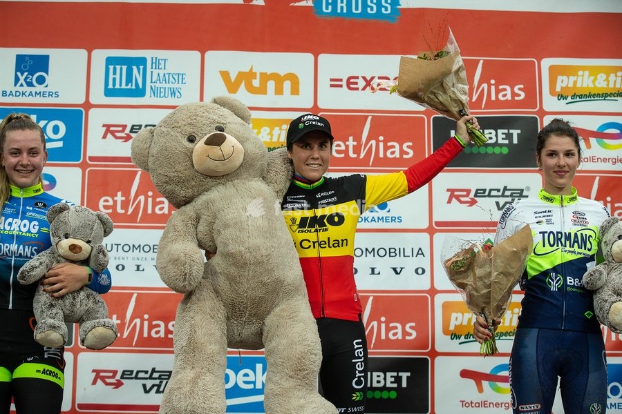 British Zoe Backstedt, Belgian Sanne Cant and Dutch Marie Schreiber celebrate on the podium after the men's elite race of the 'Berencross Meulebeke' cyclocross cycling even, the fourth race (out of 8) in the 'Ethias Cross' competition, Saturday 02 October 2021 in Meulebeke