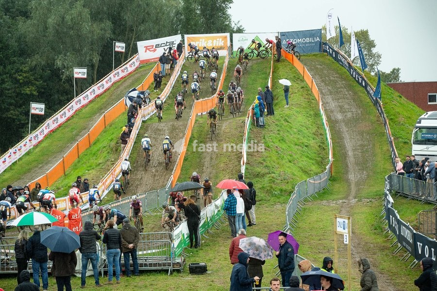 Illustration picture shows the men's elite race of the 'Berencross Meulebeke' cyclocross cycling even, the fourth race (out of 8) in the 'Ethias Cross' competition, Saturday 02 October 2021 in Meulebeke