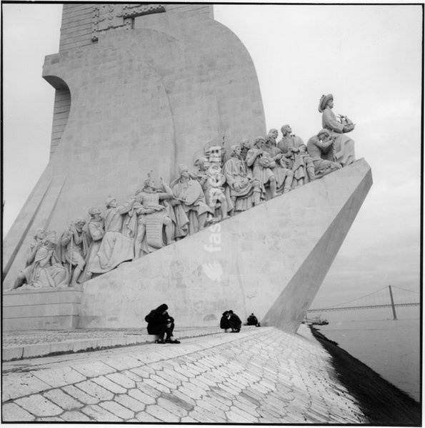 to: Heinrich the Navigator; Infant of Portugal; 1394-1460. Lisbon (Portugal), Padrao dos Descobrimentos - Monument to the Discoveries (at the top: Henry the Navigator; unveiled in 1960; design: Cottinelli Telmo; sculptor: Leopoldo de Almeida). View, black and white, 6x6 cm negative. Photo, 1992