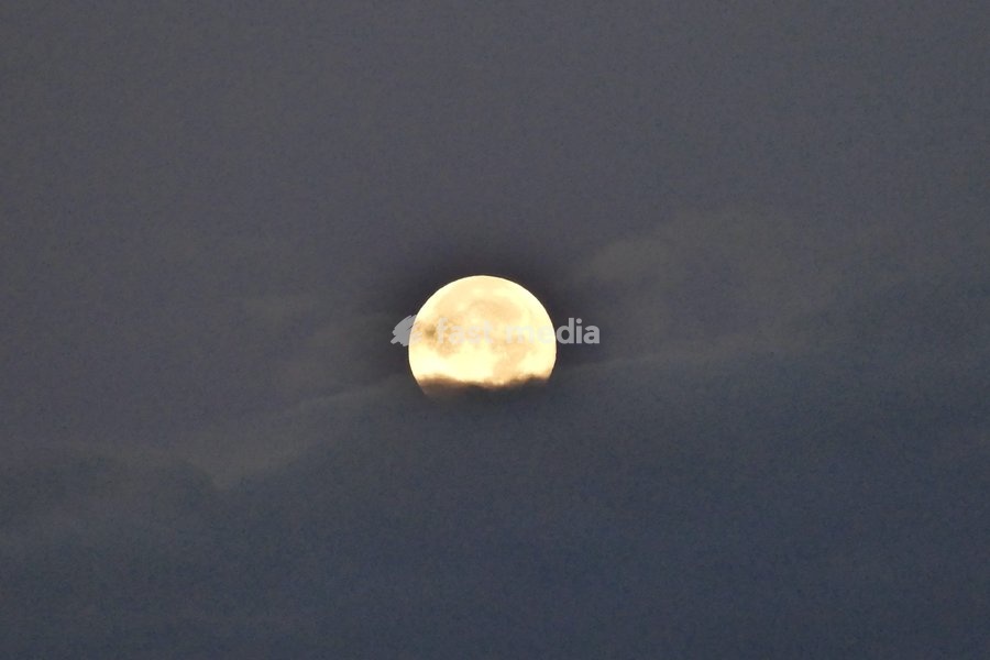 Th Hunter’s Moon visible at daybreak