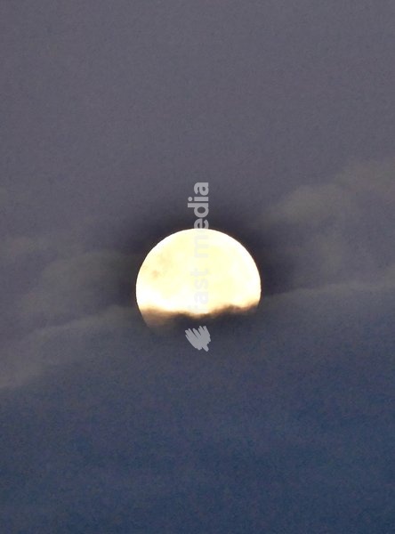 Th Hunter’s Moon visible at daybreak