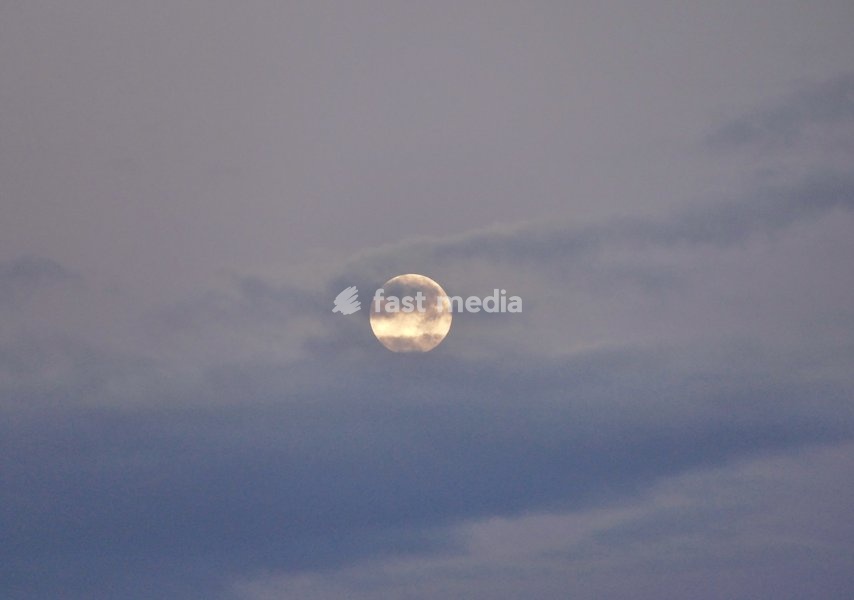 Th Hunter’s Moon visible at daybreak